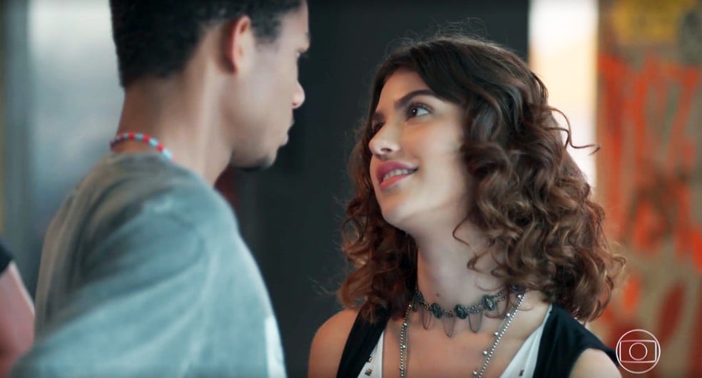 Samantha (Giovanna Grigio) se joga em Anderson (Juan Paiva) em Malhação - Viva a Diferença 