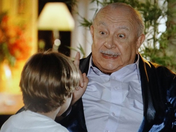 Dionísio (Sérgio Mamberti) em cena de Flor do Caribe