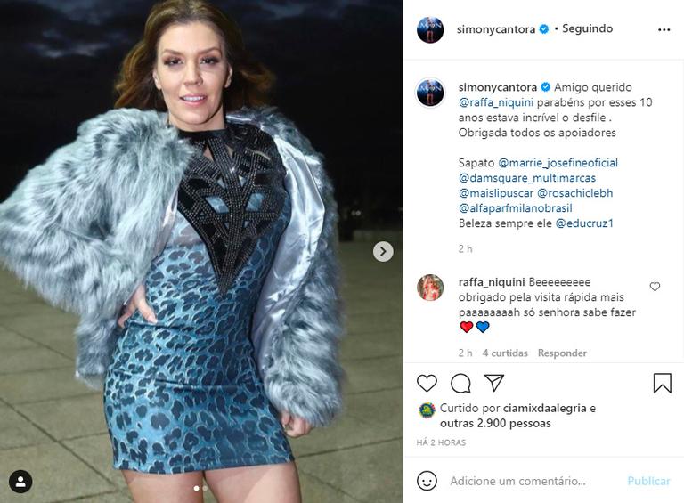 Aos 44 anos, Simony ostenta boa forma com microvestido colado - (Reprodução/Instagram)
