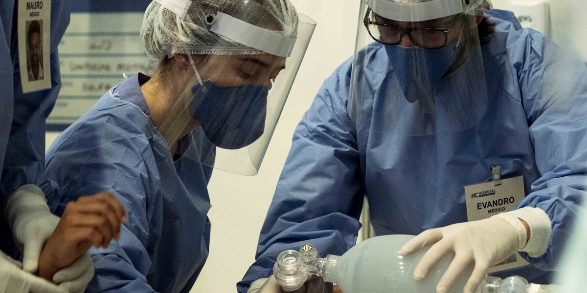 Mauro (David Junior), Carolina (Marjorie Estiano) e Evandro (Julio Andrade) atendem paciente no Hospital de Campanha cenográfico de Sob Pressão, montado nos Estúdios Globo (Foto: Globo/João Faissal)