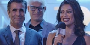 Carolina (Juliana Paes) é anunciada por Hugo (Orã Figueiredo) como nova diretora da revista em Totalmente Demais (Foto: Reprodução/Globo)