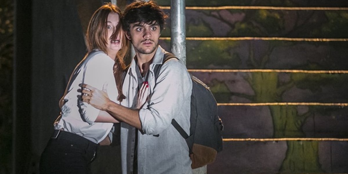 Eliza (Marina Ruy Barbosa) e Jonatas (Felipe Simas) ficam apavorados com perseguição em Totalmente Demais (Foto: Inácio Moraes/Globo)