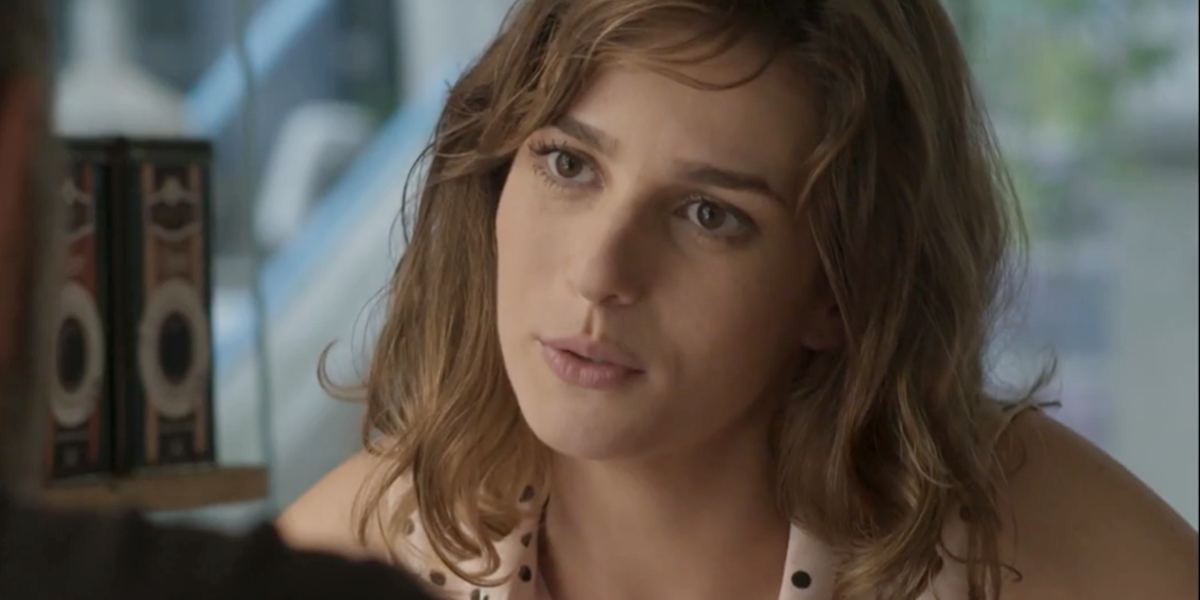 Sofia (Priscila Steinman) tenta matar Eliza (Marina Ruy Barbosa) em Totalmente Demais (Foto: Reprodução/Globo)