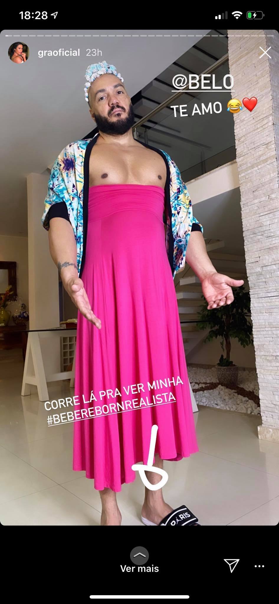 O pagodeiro surgiu vestido de mulher e com uma cara nada amigável (Foto: Reprodução)