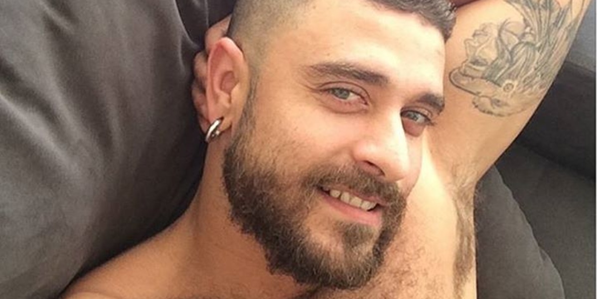 Diogo Nogueira apareceu em vídeo apenas de sunga ao lado de amigos (Foto: Reprodução)