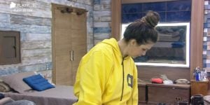 Luiza Ambiel se despediu de cama em A Fazenda 12 ao arrumar malas (Foto: Reprodução)