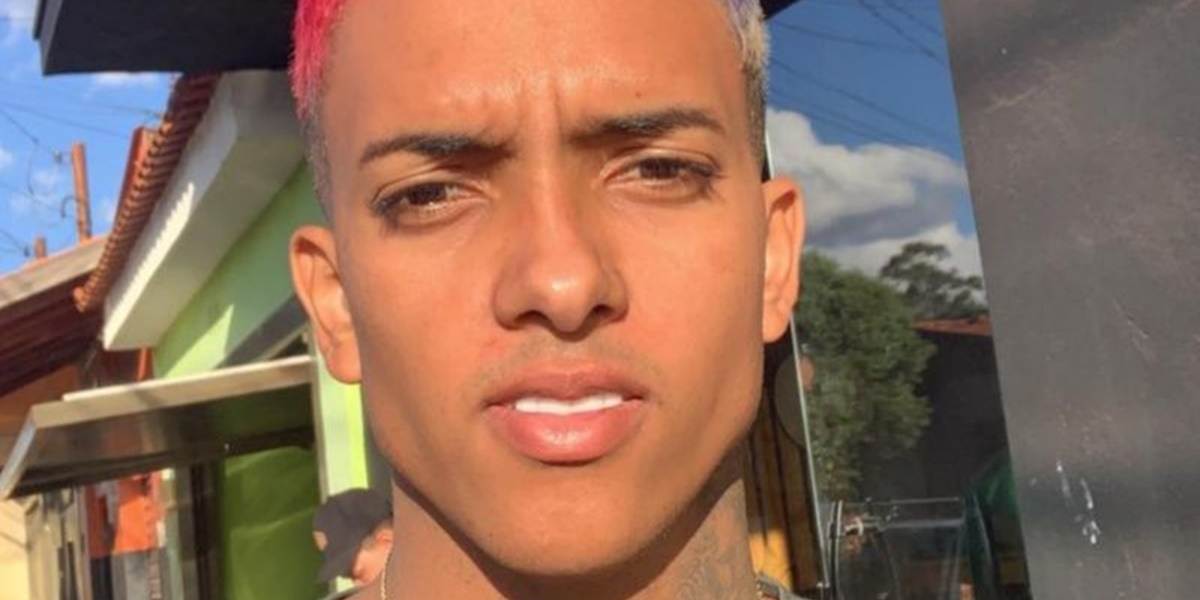 MC Brinquedo sofreu grave acidente de moto e ficou com rosto todo enfaixado (Foto: Reprodução)