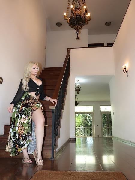 Mulher Pera exibindo a sua mansão (Foto: Reprodução)