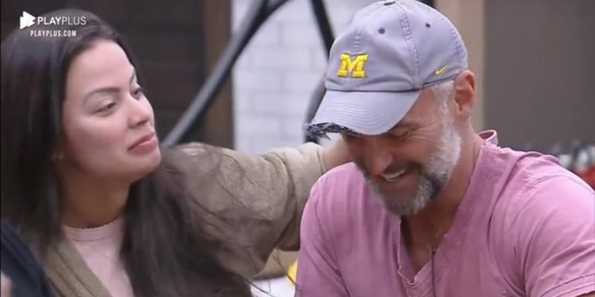 Mateus Carrieri se declarou para Victória Villarim em A Fazenda 12 (Foto: Reprodução)