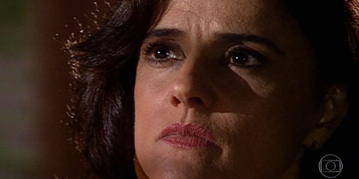 Na imagem de Laços de Família um close no rosto de Alma, mulher branca dos olhos e cabelos castanhos com expressão de raiva