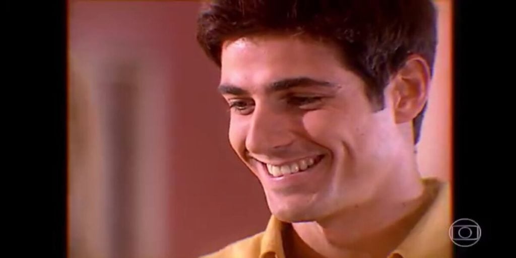 Edu sorrindo em cena de Laços de Família