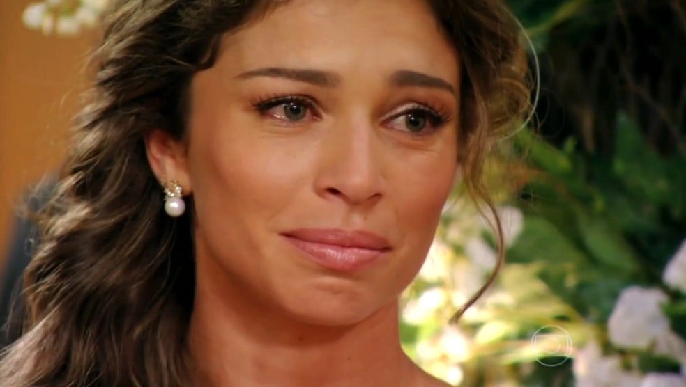 Ester fica abalada com notícia em seu casamento em Flor do Caribe 