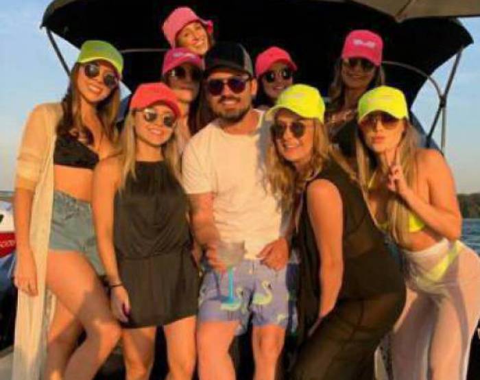 Fernando fez passeio de barco rodeado de várias mulheres (Foto: Reprodução)