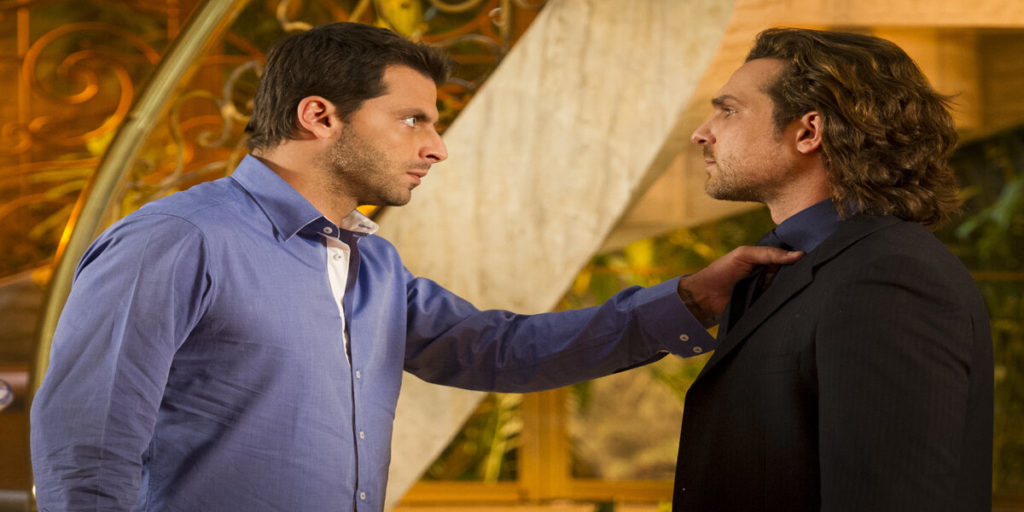 Alberto (Igor Rickli) é confrontado por Cassiano (Henri Castelli) em Flor do Caribe