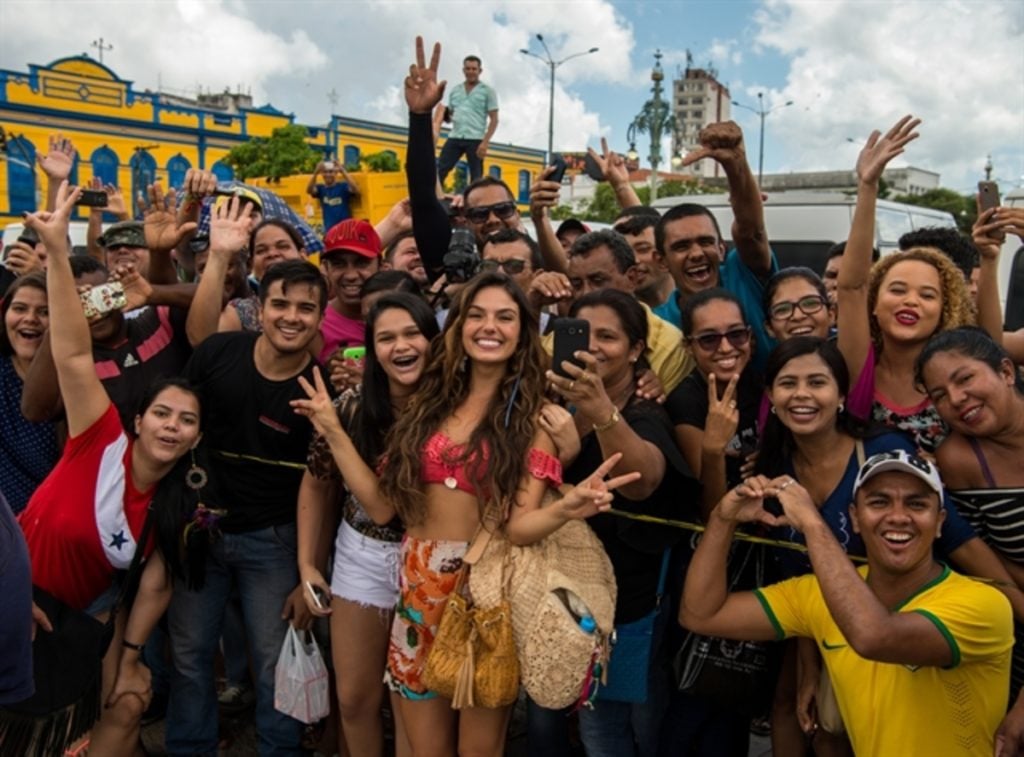 Isis Valverde na época de A Força do Querer com fãs no Pará 