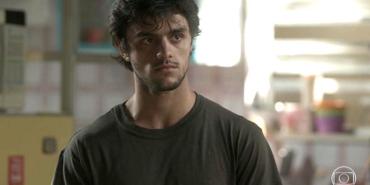 Jonatas indignado em cena de sua casa na novela Totalmente Demais