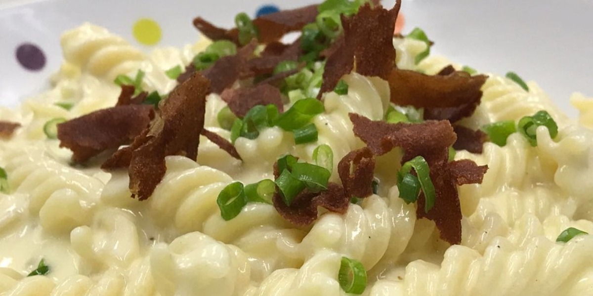 Macarrão com queijo de micro-ondas feito por Ana Maria Braga (Foto: Reprodução)