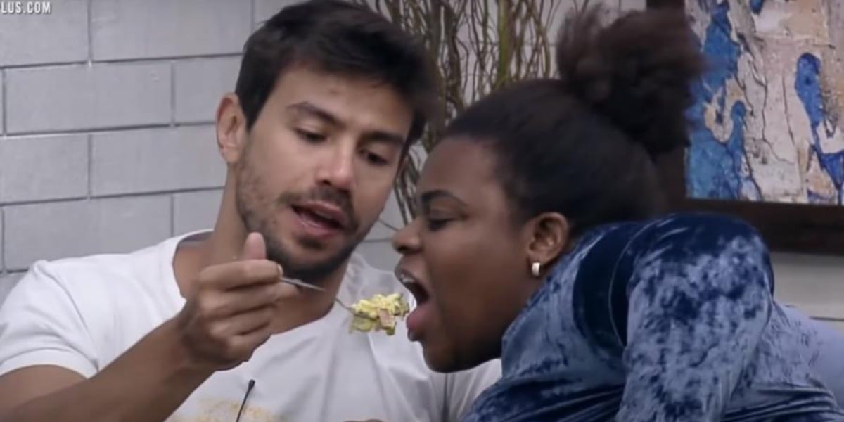 Mariano dando comida para Jojo Todynho (Foto: Reprodução)