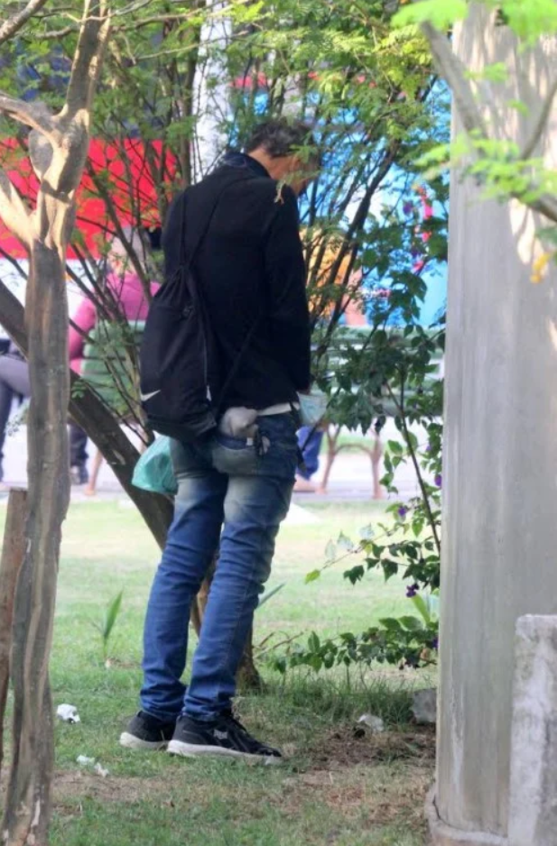 Mario Gomes faz xixi na rua (Foto: Daniel Delmiro/AgNews)