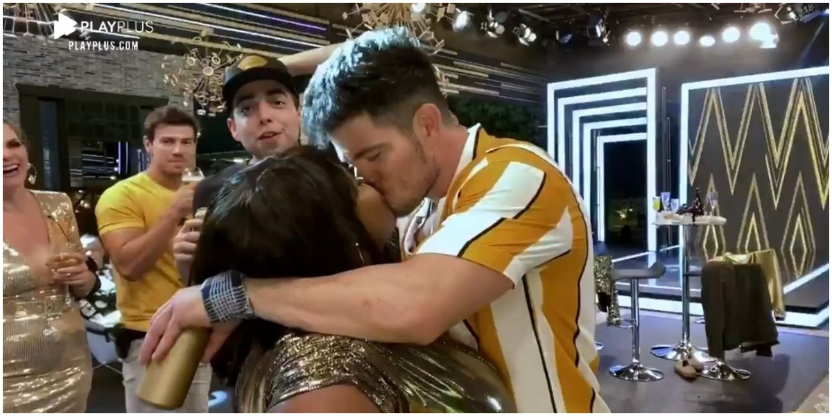 Jojo Todynho e JP Gadelha deram um verdeiro beijão em A Fazenda 12 (Foto: Reprodução)