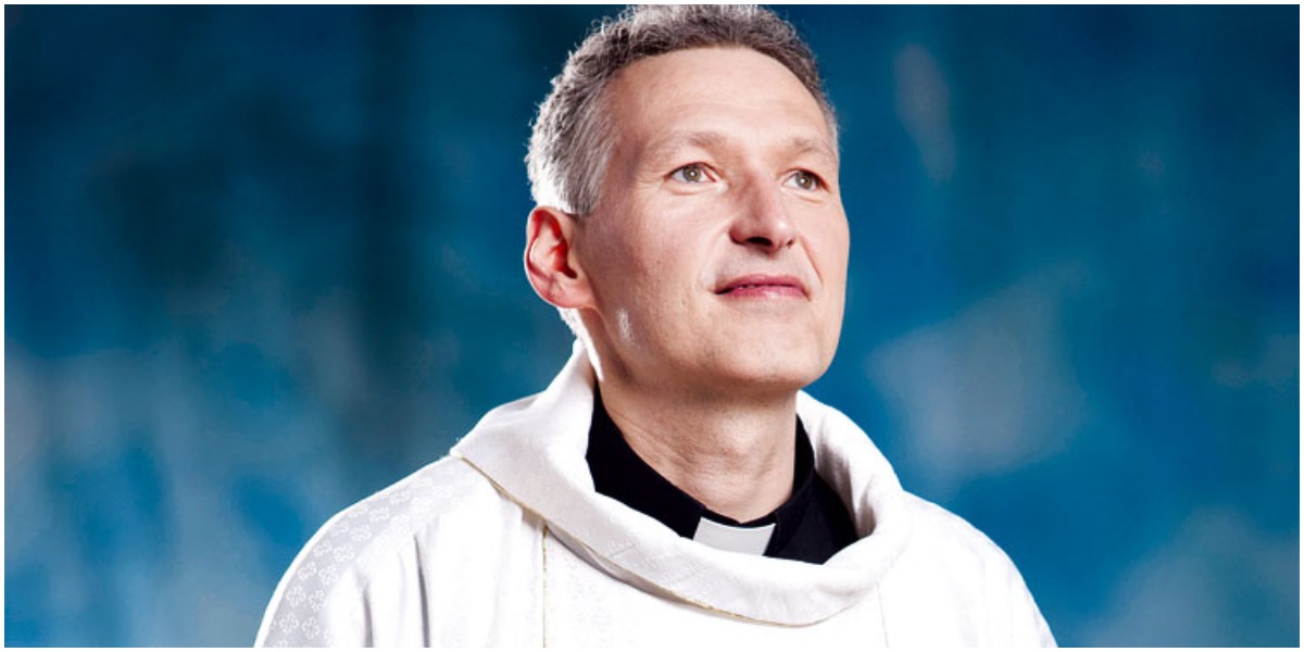 Padre Marcelo Rossi relembrou a queda que sofreu do palco após levar um empurrão (Foto: Reprodução)