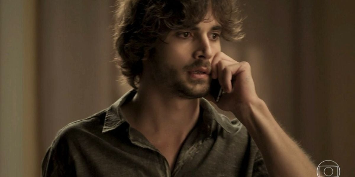 Ruy fala ao celular em cena da novela A Força do Querer
