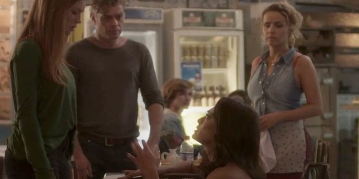 Carolina (Juliana Paes) se rasteja pelo perdão de Eliza (Marina Ruy Barbosa) em Totalmente Demais (Foto: Reprodução/Globo)