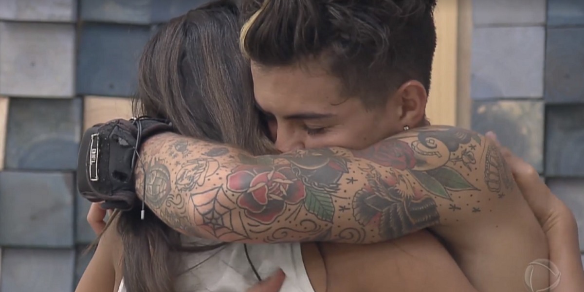 Biel e Tays Reis fazem as pazes após brigas em A Fazenda 12 (Foto: Reprodução)