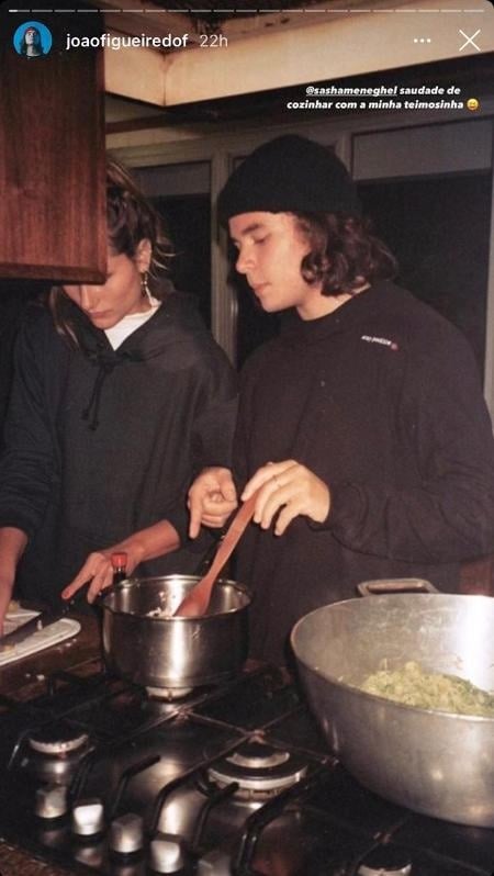 Sasha em momento íntimo com o namorado na cozinha (Foto: Reprodução) 