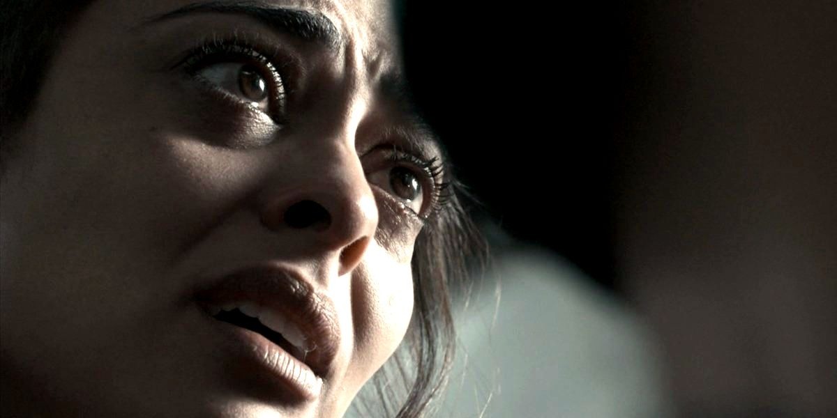 Imagem tem em foco no rosto de Bibi que tem expressão de aflição na novela A Força do Querer
