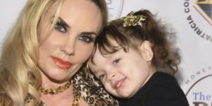 Atriz passa dos limites, beija filha de quatro anos na boca e recebe chuva de críticas: “pedofilia”