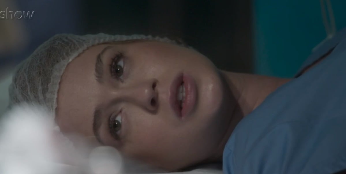 Eliza de Totalmente Demais está deitada na mesa de cirurgia Totalmente Demais