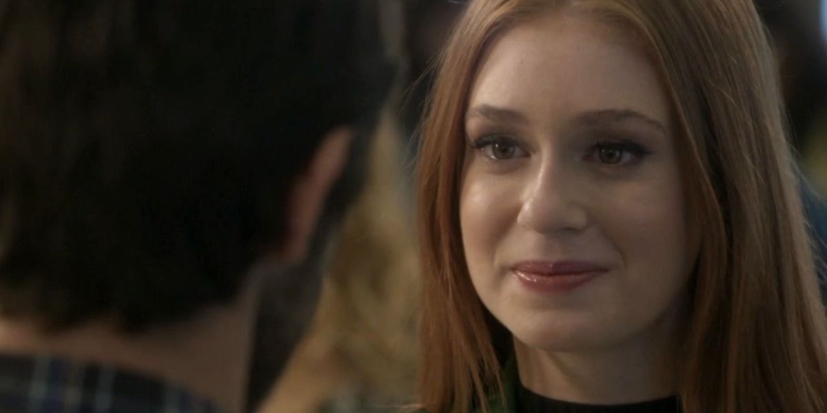 Eliza de Totalmente Demais sorri para Jonatas que está de frente para ela
