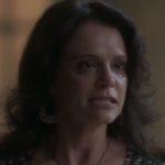 Elizângela solta os cachorros para cima de Eliza em Totalmente Demais (Foto: Reprodução/Globo)