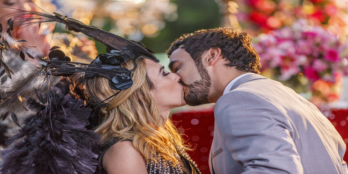 Fedora (Tatá Werneck) e Leozinho (Gabriel Godoy) se beijam na trama de Haja Coração