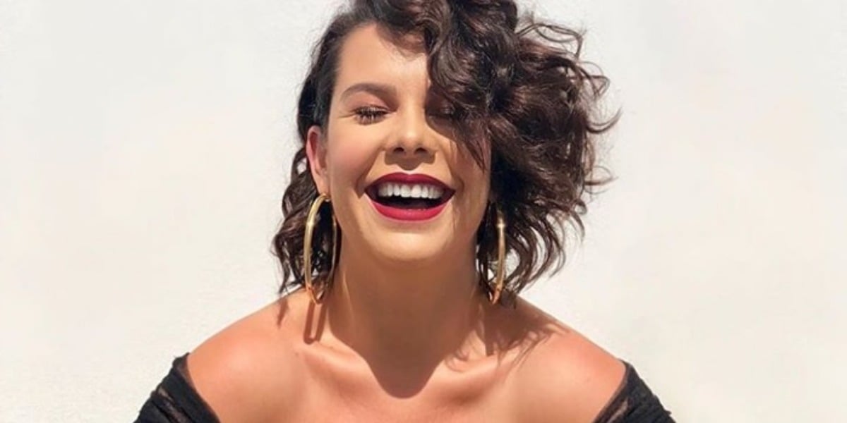 Fernanda Souza rouba à cena e surge com decotão (Foto: Reprodução)