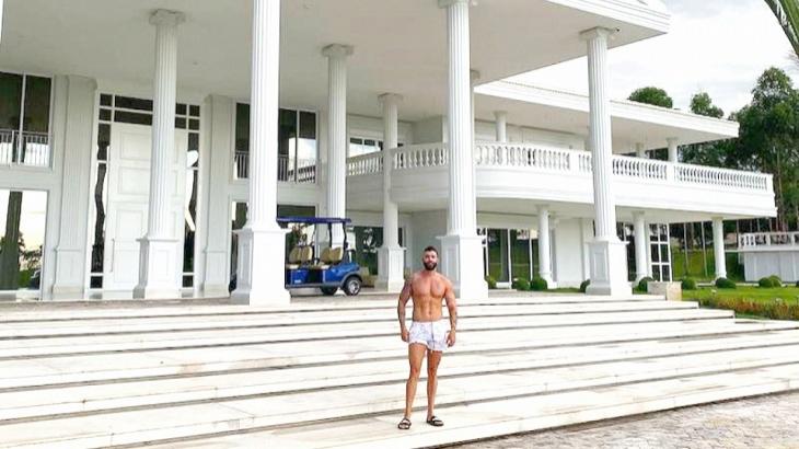 Gusttavo Lima deixa mansão luxuosa