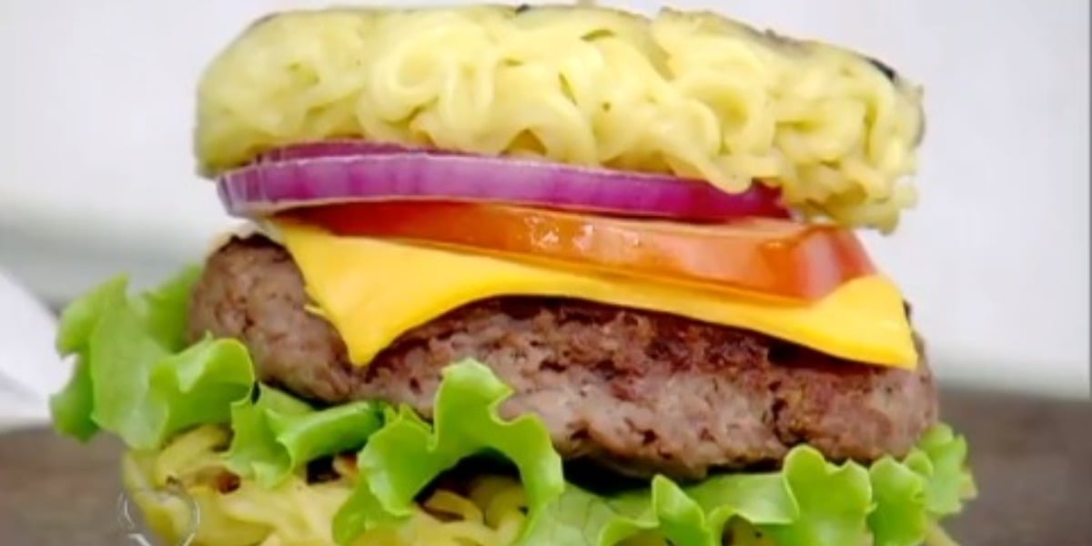 Hambúrguer de macarrão feito por Ana Maria Braga (Foto: Reprodução)