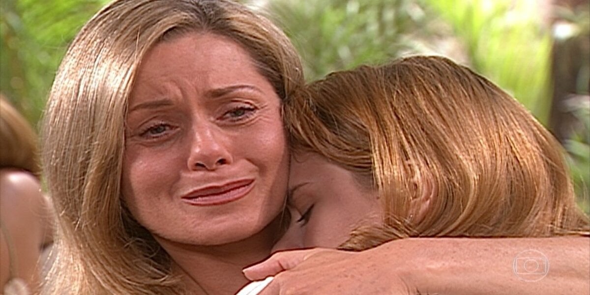 Helena chora com Camila em seus braços na novela Laços de Família
