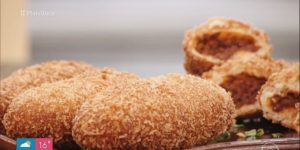 Ana Maria Braga prepara kare-pan no Mais Você de hoje (Foto: Reprodução)