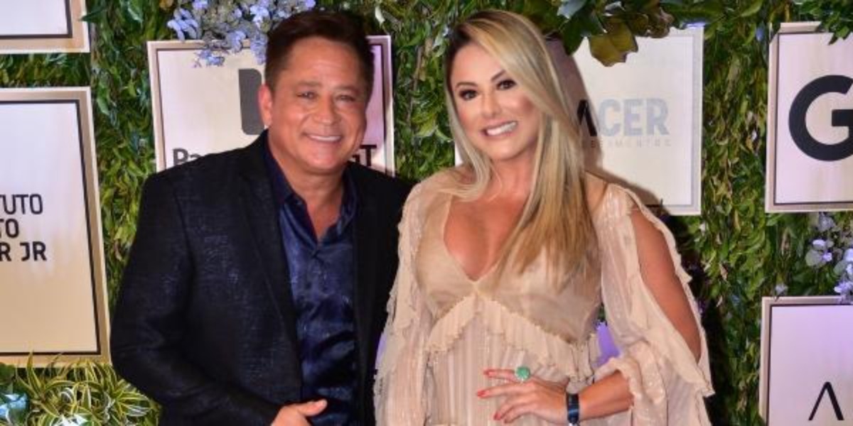 Leonardo fez brincadeira e recebeu chamada de Poliana Rocha, sua esposa (Foto: Leo Franco e Thiago Duran/AgNews)