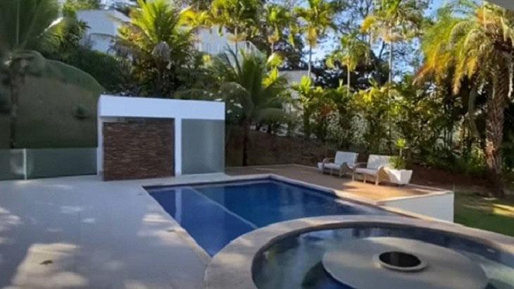 Piscina da mansão (Foto: Reprodução)