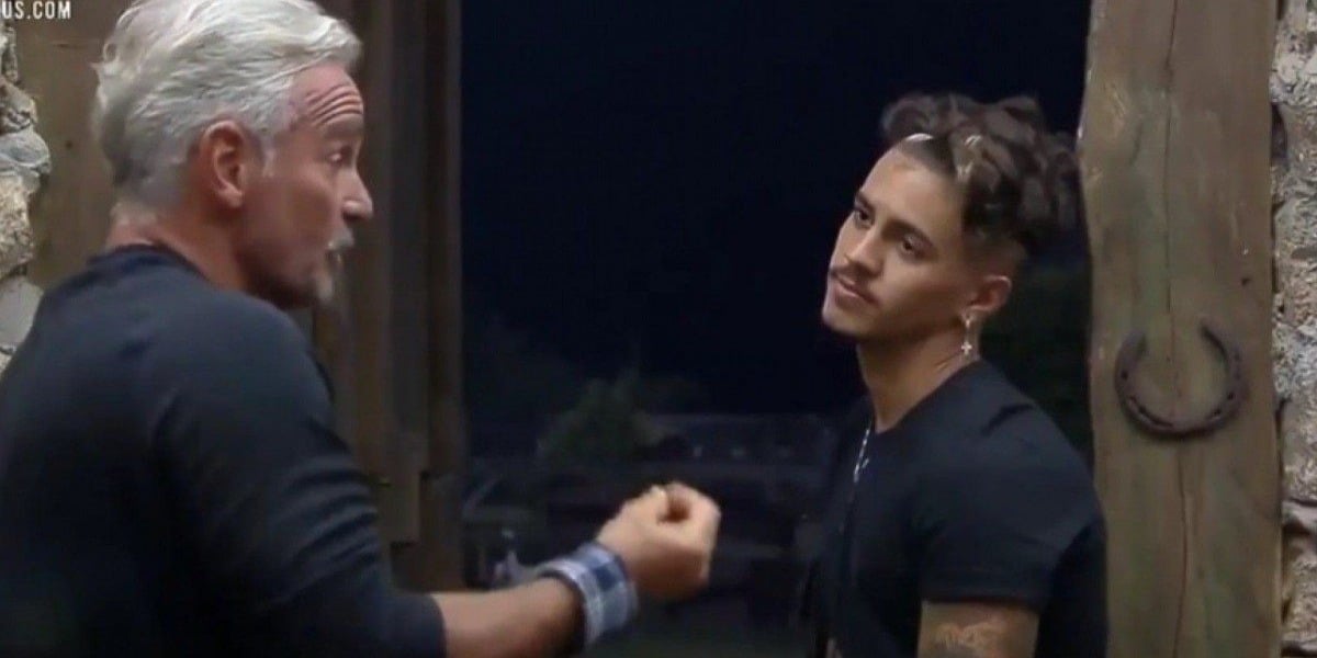 Mateus Carrieri conversando com Biel em A Fazenda 12 (Foto: Reprodução)