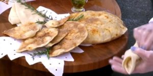 Ana Maria Braga prepara pão sírio de micro-ondas no Mais Você de hoje (Foto: Reprodução)