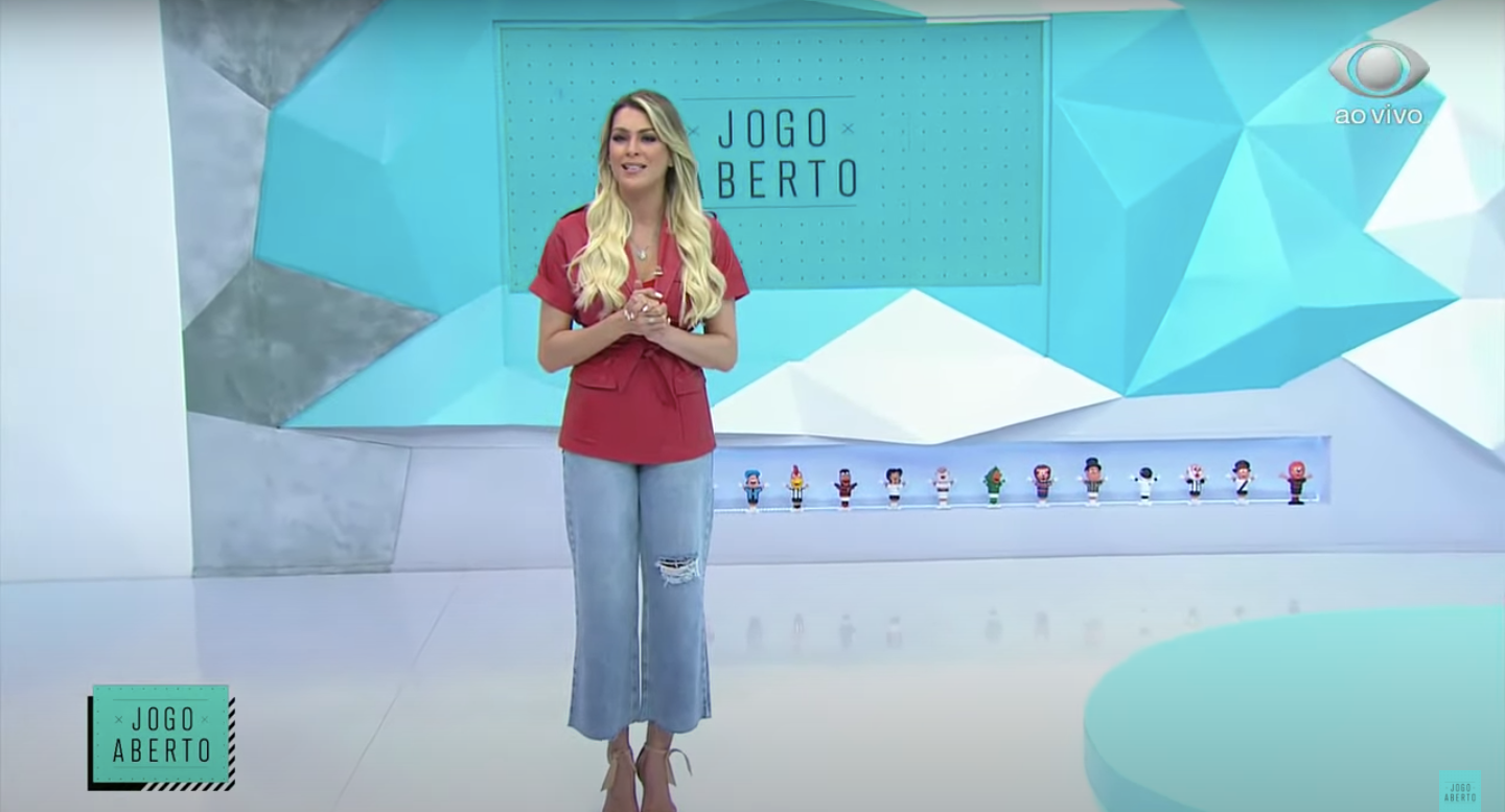 Renata Fan apareceu com uma calça rasgada no 'Jogo Aberto' (Foto: reprodução/Band)