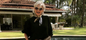 Andréa Nóbrega posa na fente de sua mansão (Foto: Reprodução/Instagram)