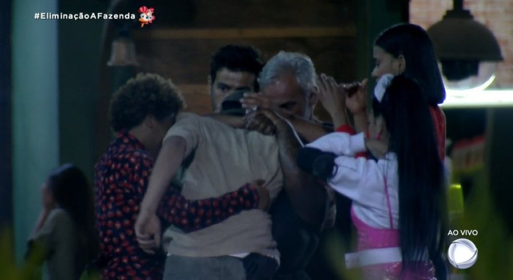 Peões voltaram pra abraçar Selfie (Foto: Reprodução)
