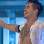 A Fazenda 12: Biel tira roupa de Lipe e pega no p***** do rapaz: “Quer mamar”