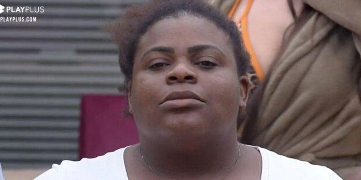 Cantora levou tombo na área externa do reality rural (Foto: Reprodução)