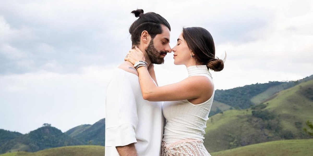Alok recebe declaração de Romana Novais (Foto: Reprodução/Thalita Castanha)